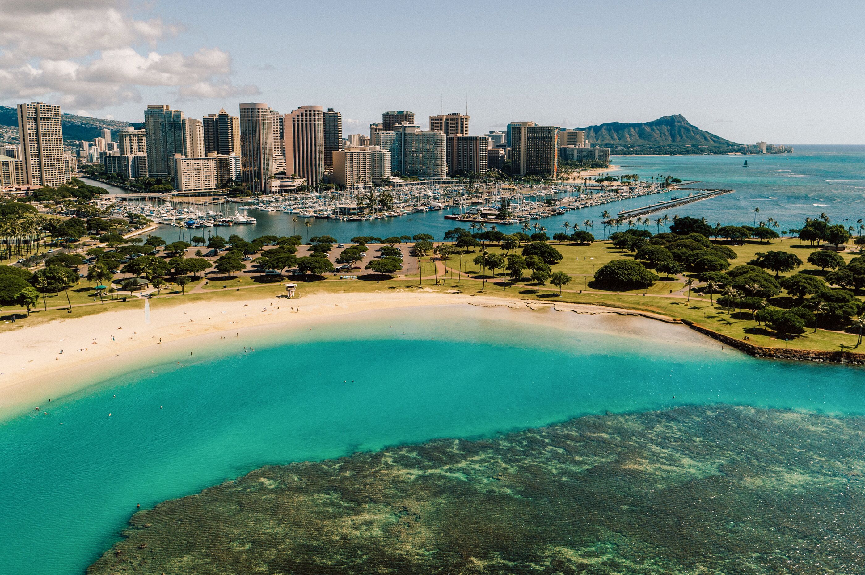 Die Magic Island Lagoon mit der Skyline von Honolulu und dem Leahi im Hintergrund