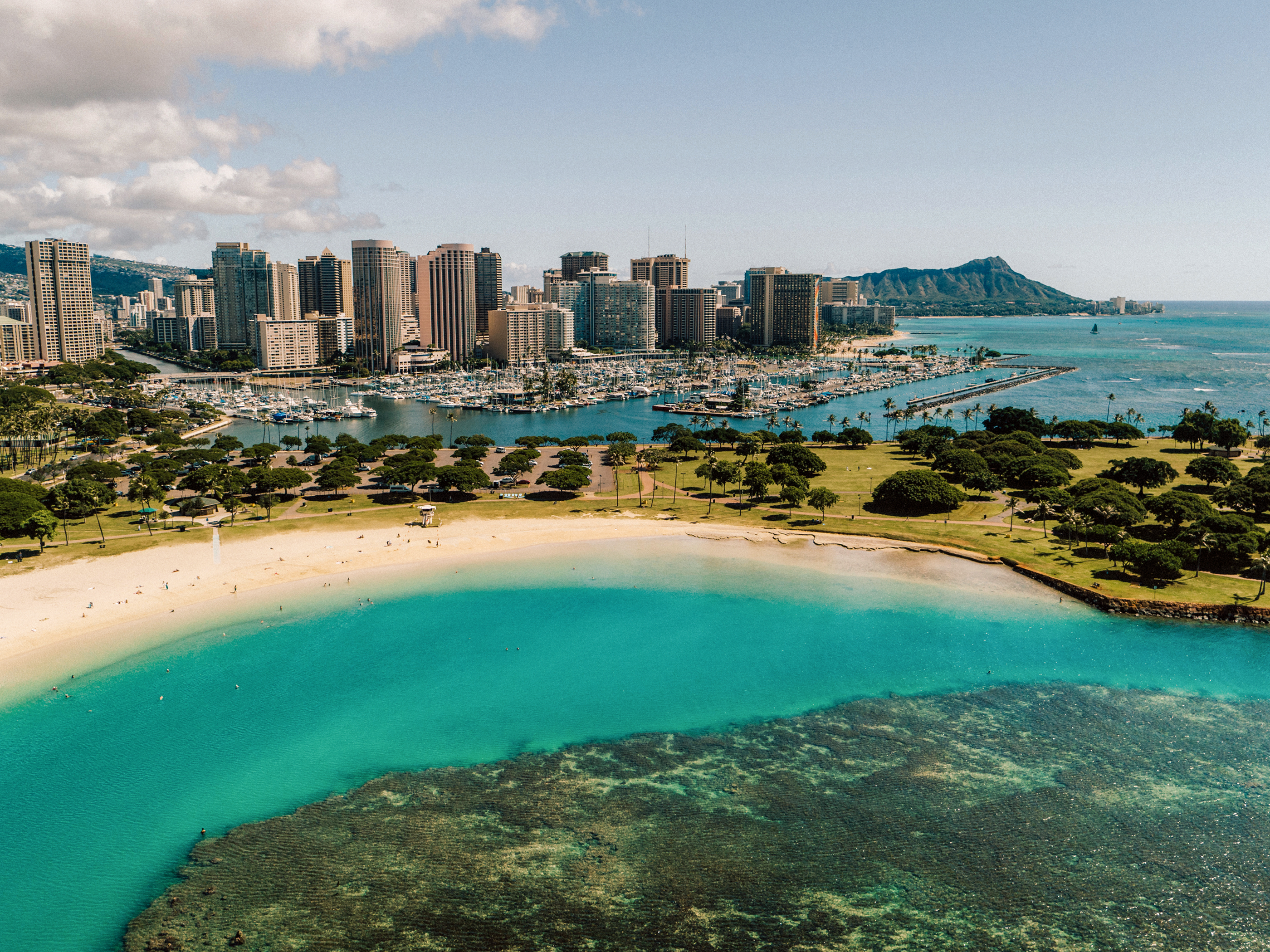 Die Magic Island Lagoon mit der Skyline von Honolulu und dem Leahi im Hintergrund