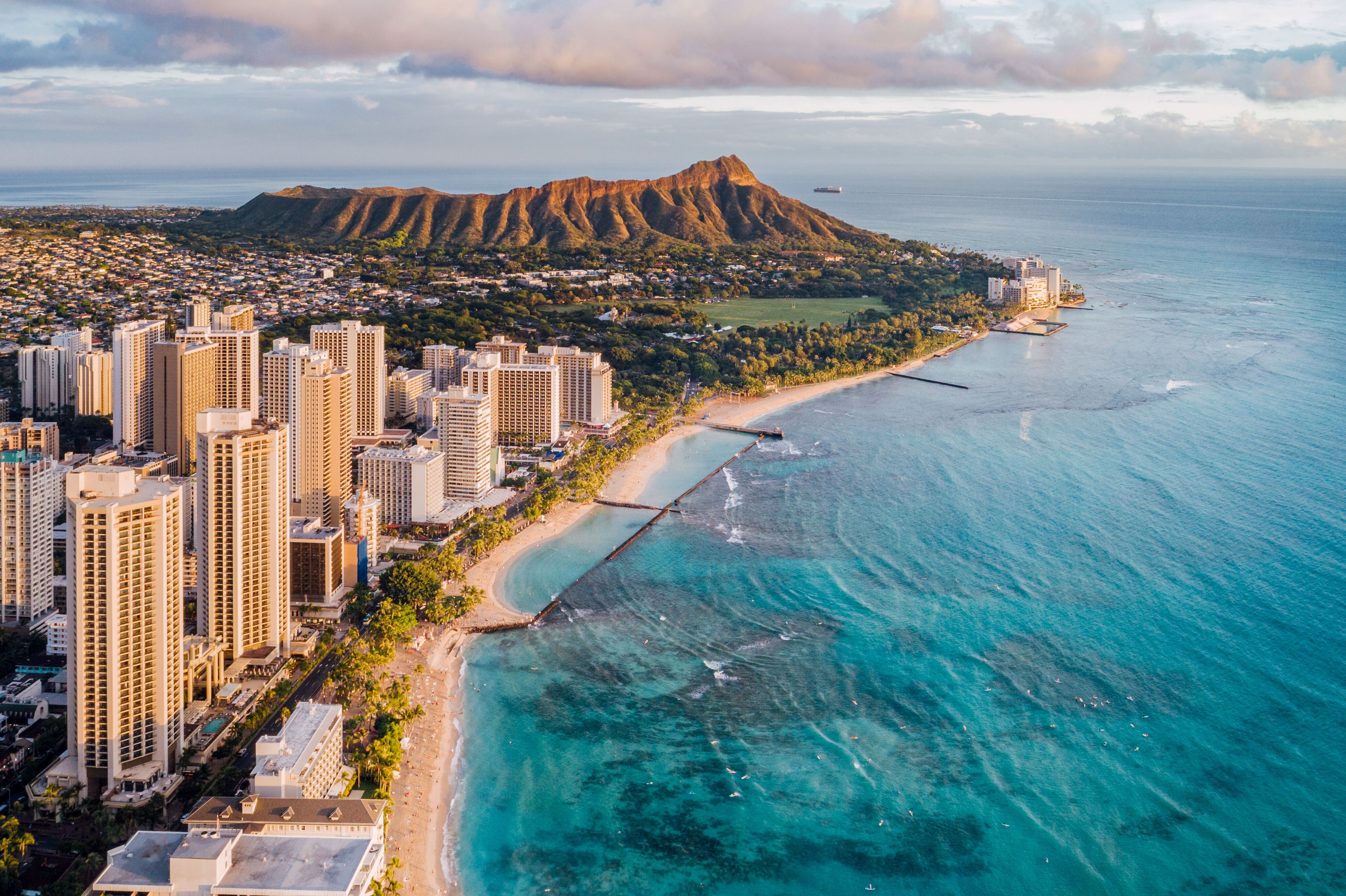 Diamond Head Vulkan und Hotelreihe am Waikiki Beach in Oahu auf Hawaii