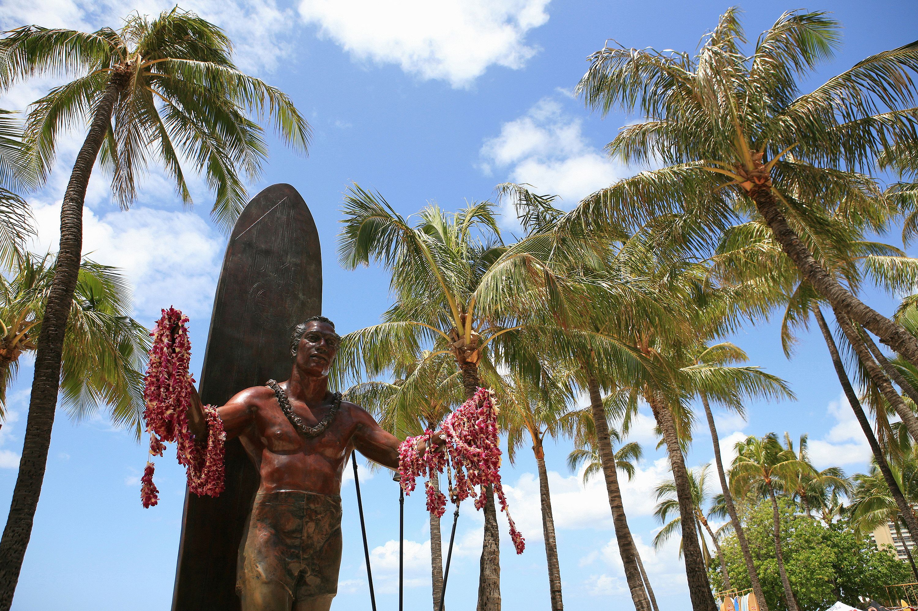 Die Duke Kahanamoku Statue im Sonnenlicht