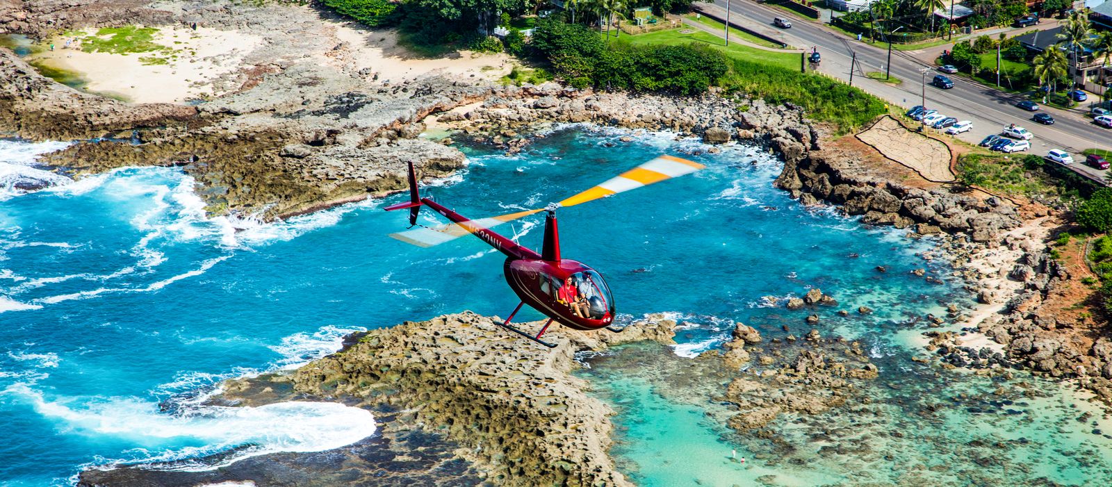 Ein Helikopter der Novictor Helicopter Company Ã¼ber der Insel O'ahu