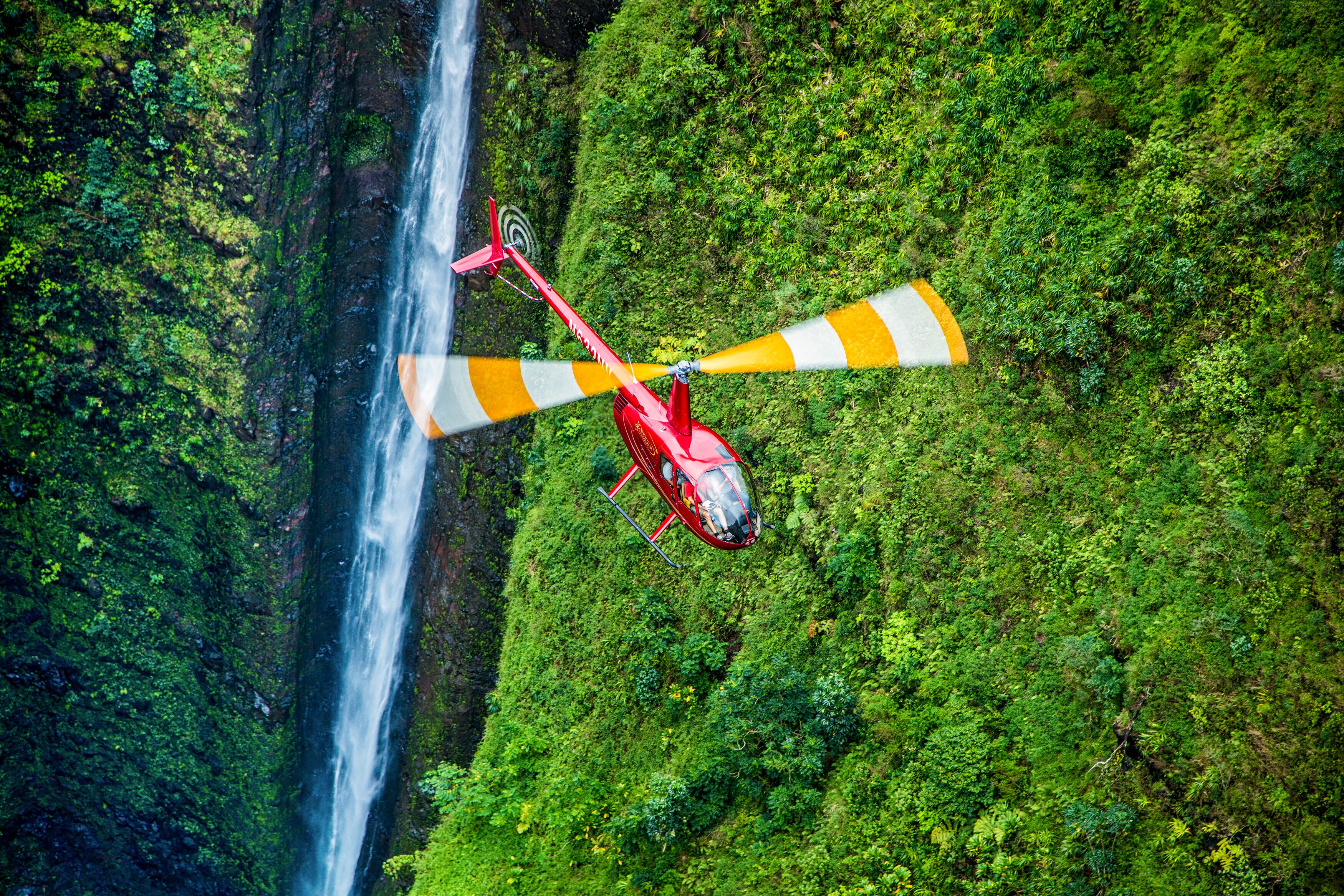 Ein Helikopter der Novictor Helicopter Company Ã¼ber der Insel O'ahu