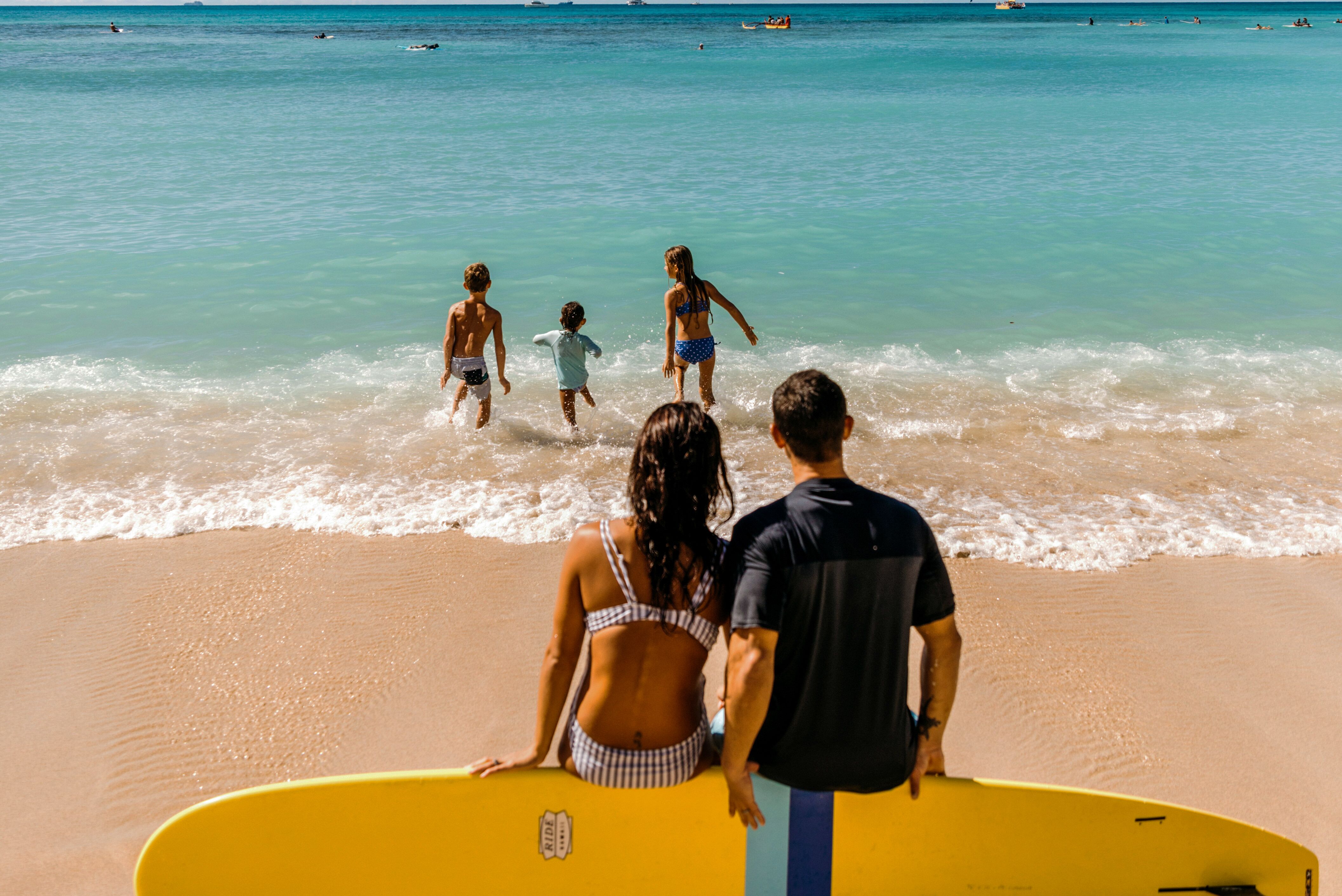 Familienspaß beim Surfen am Strand in Oahu auf Hawaii