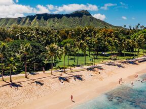 Blick auf den Queen's Beach bei Waikiki auf Oahu