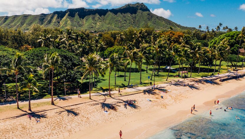 Blick auf den Queen's Beach bei Waikiki auf Oahu