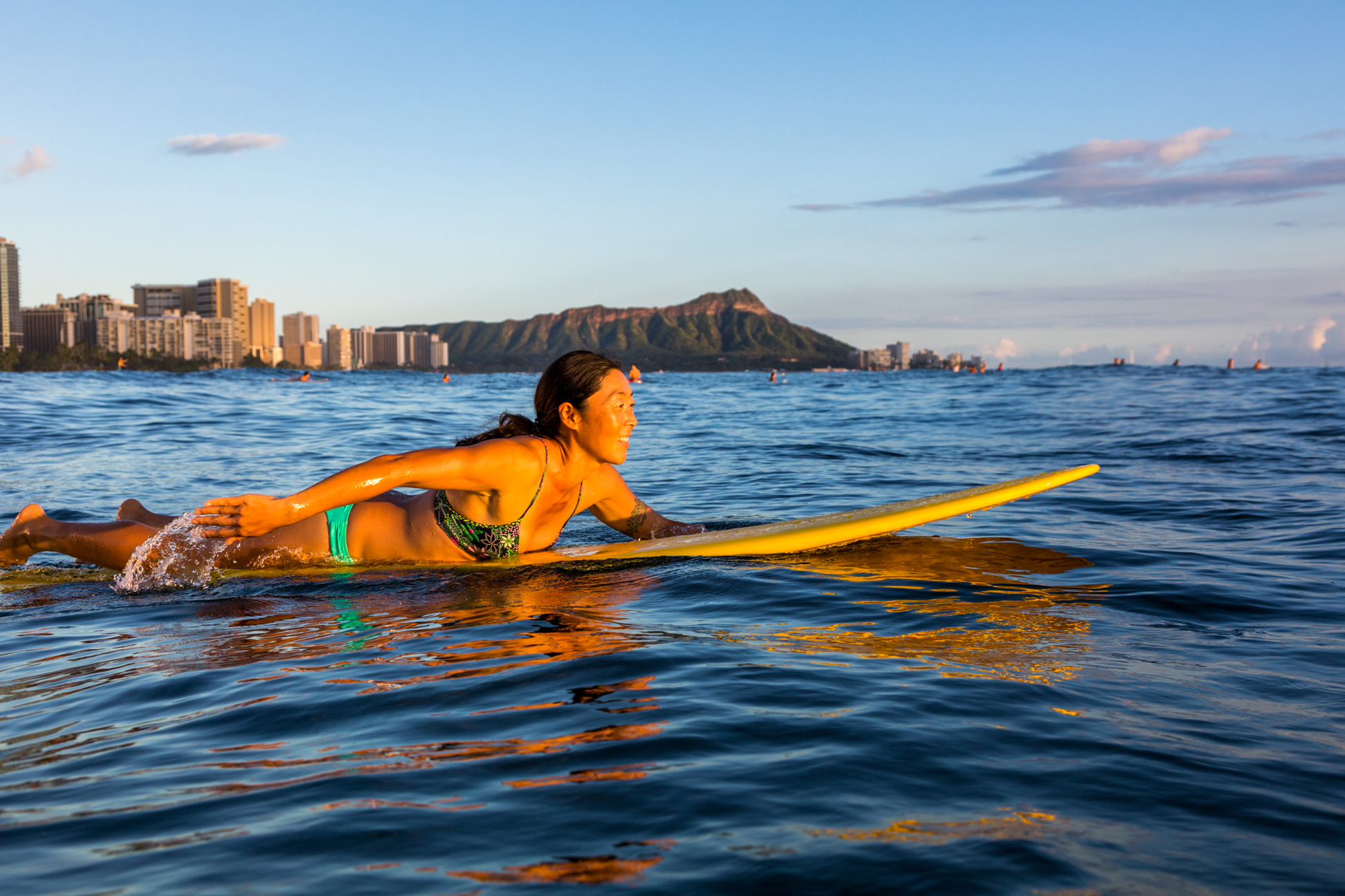 Surfen am bekannten Strand von Waikiki in Honolulu