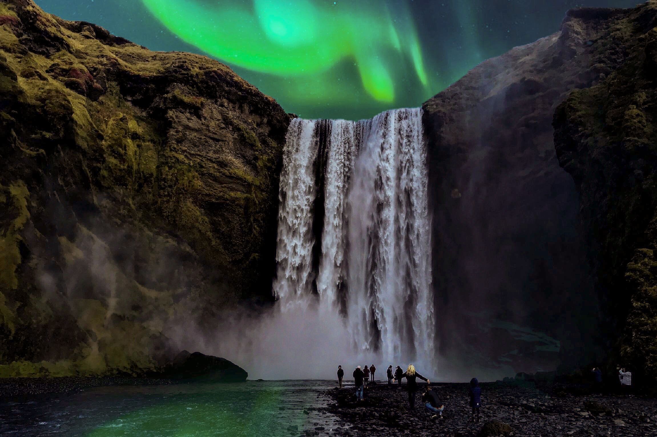 Nordlichter beleuchten den bekannten Seljalandsfoss Wasserfall auf Island