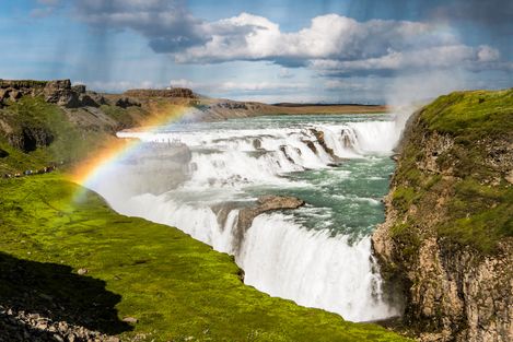 Ein Regenbogen spannt sich über den mächtigen Gulfoss Wasserfällen auf Island