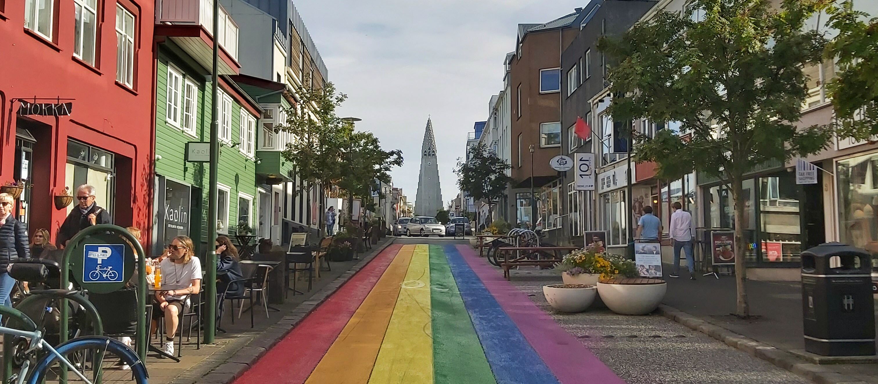 Eine Straße mit Regenbogenstreifen im Stadtzentrum von Reykjavík