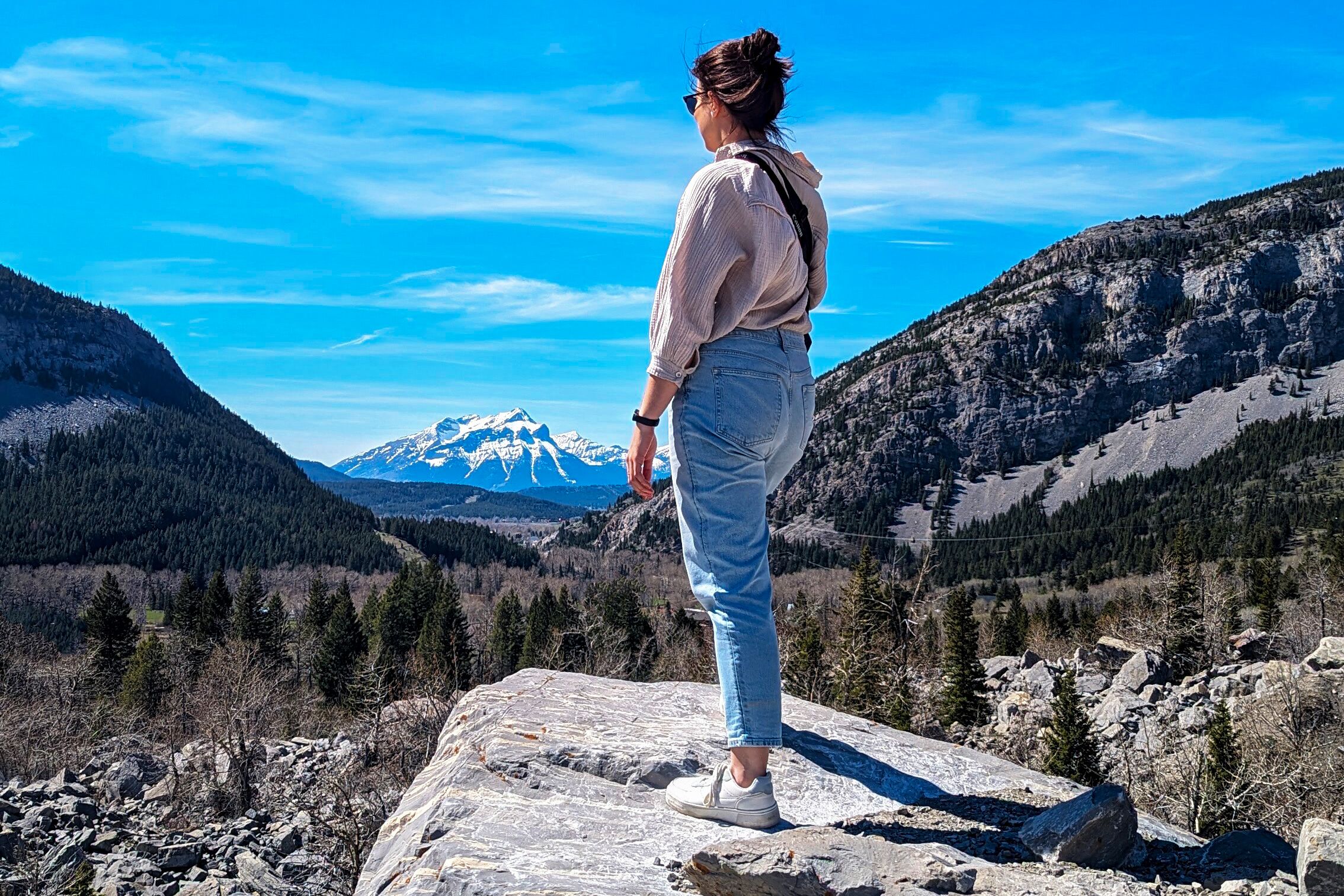 Frau blickt über den Frank Slide