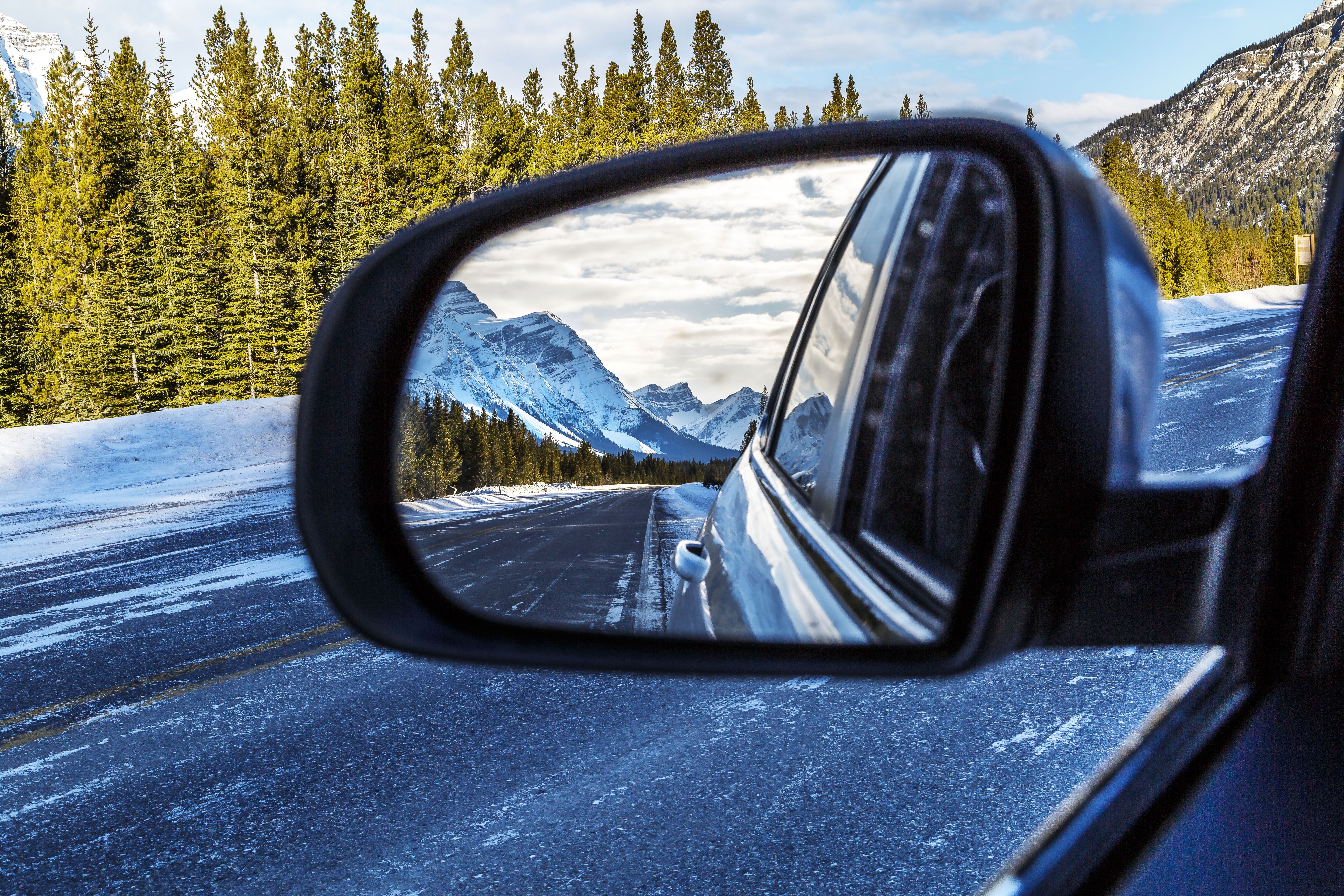 Icefields Parkway Alberta mit Bergen im RÃ¼ckspiegel
