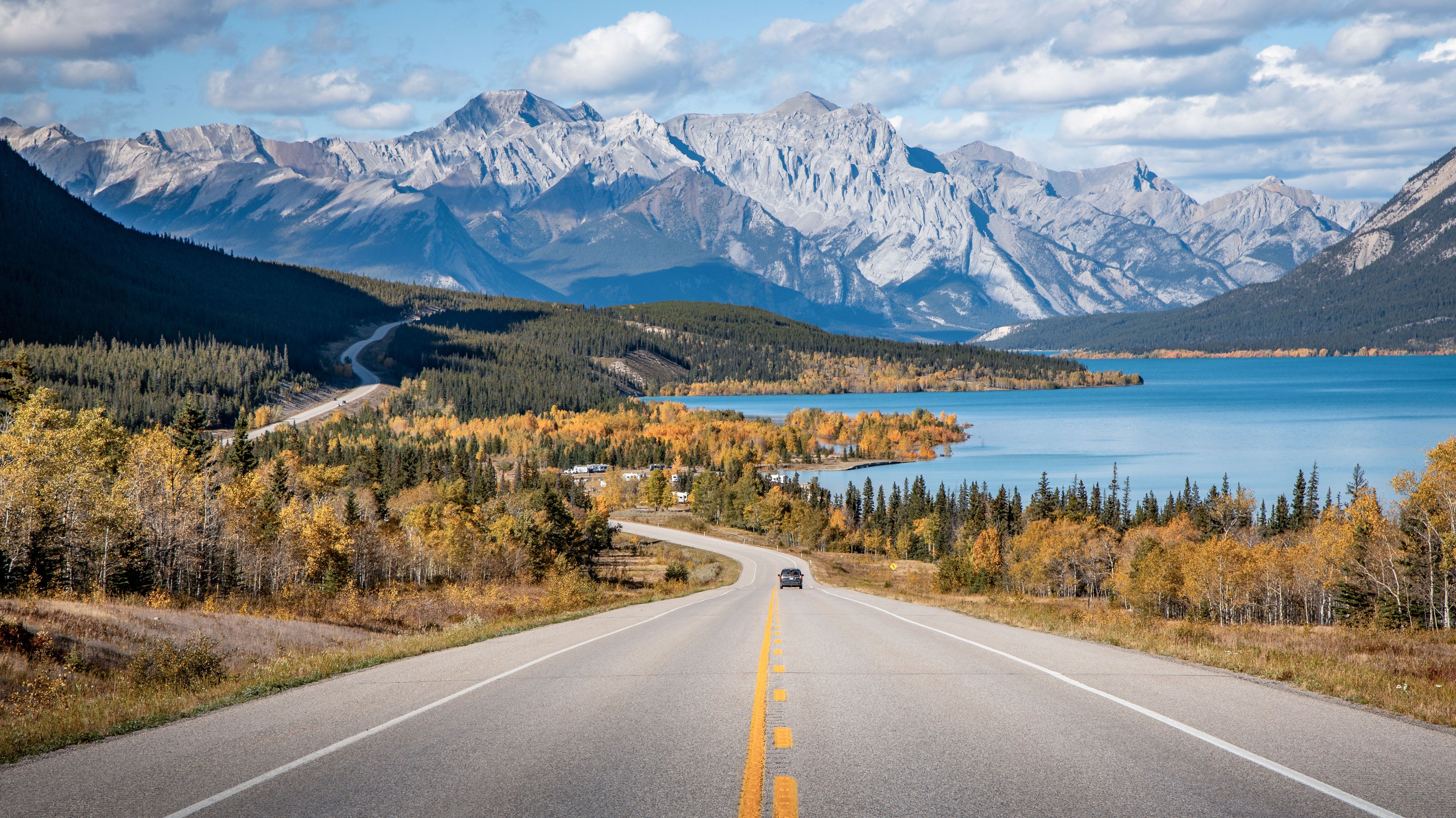 Herbstliche Impressionen vom David Thompson Highway mit dem Abraham Lake im Hintergrund TürkisTürkisblaues Wasser und mächtige Gipfel: Blick über den Abraham Lake zum Allstones Peak.