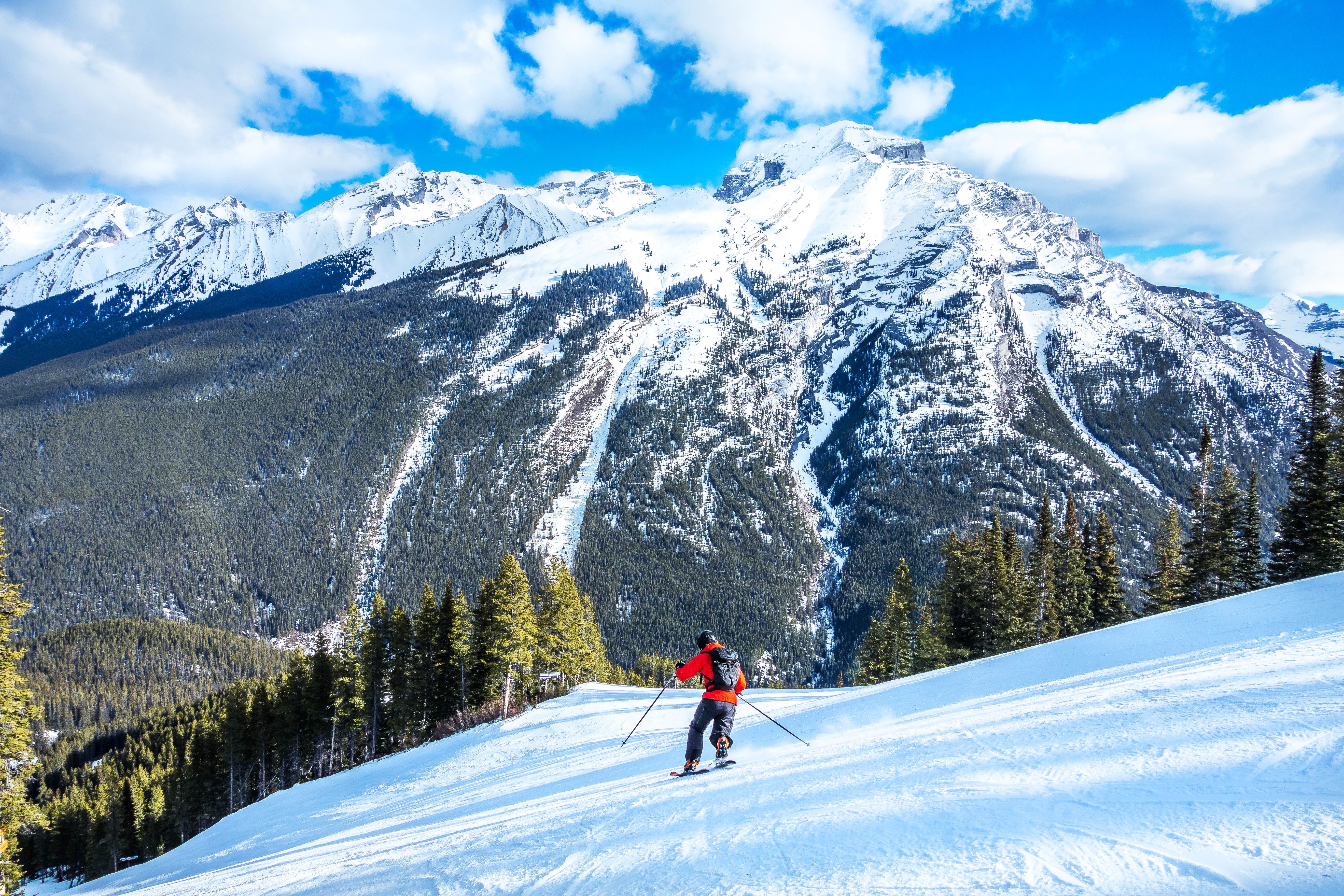 Skifahrer im Mount Norquay Skiresort Alberta