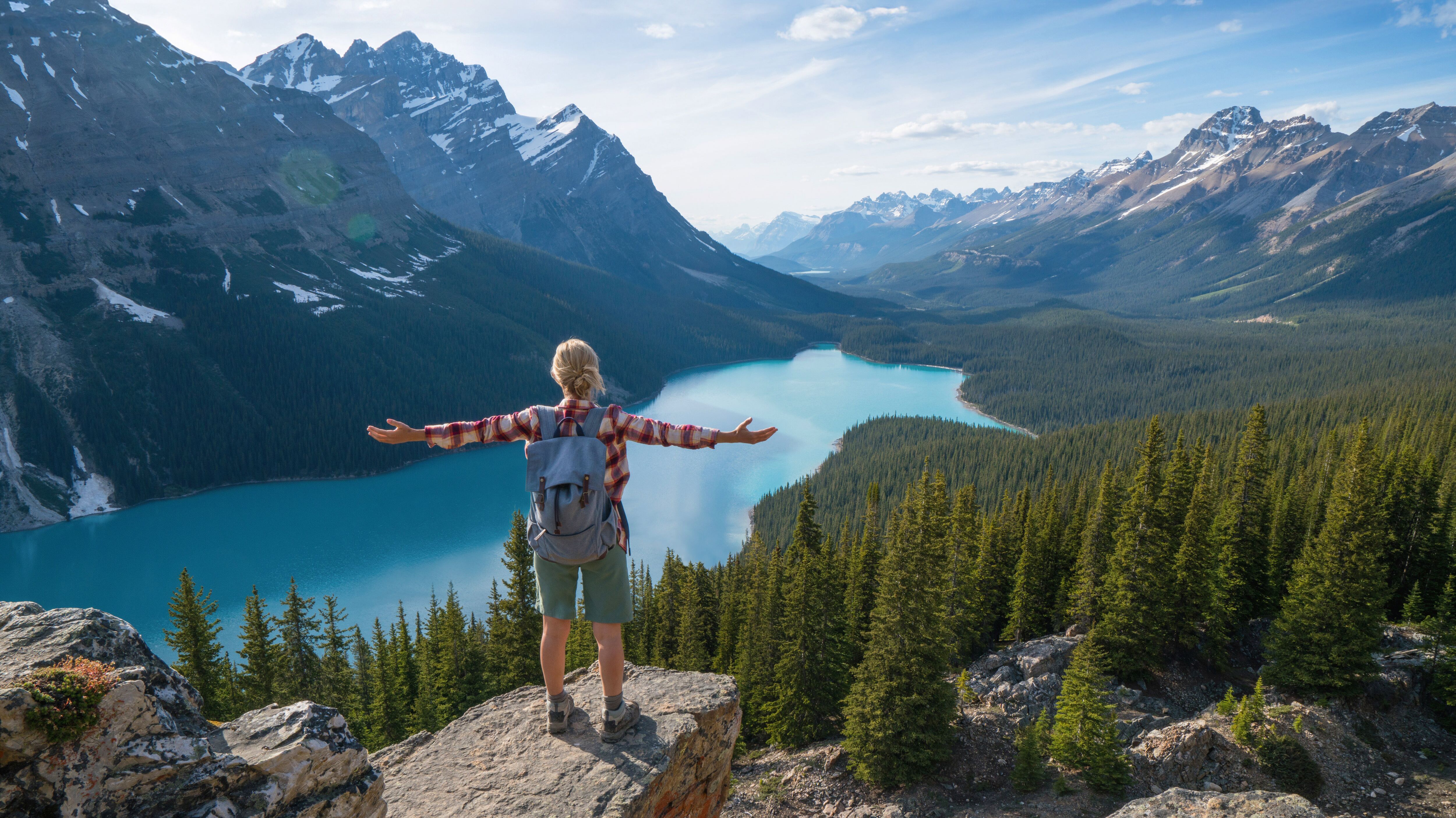 Frau staunt über die Aussicht auf den Peyto Lake Frau staunt über die Aussicht auf den Peyto Lake