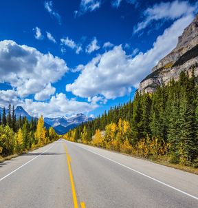 Landstrasse an den kanadischen Rocky Mountains, Great Banff