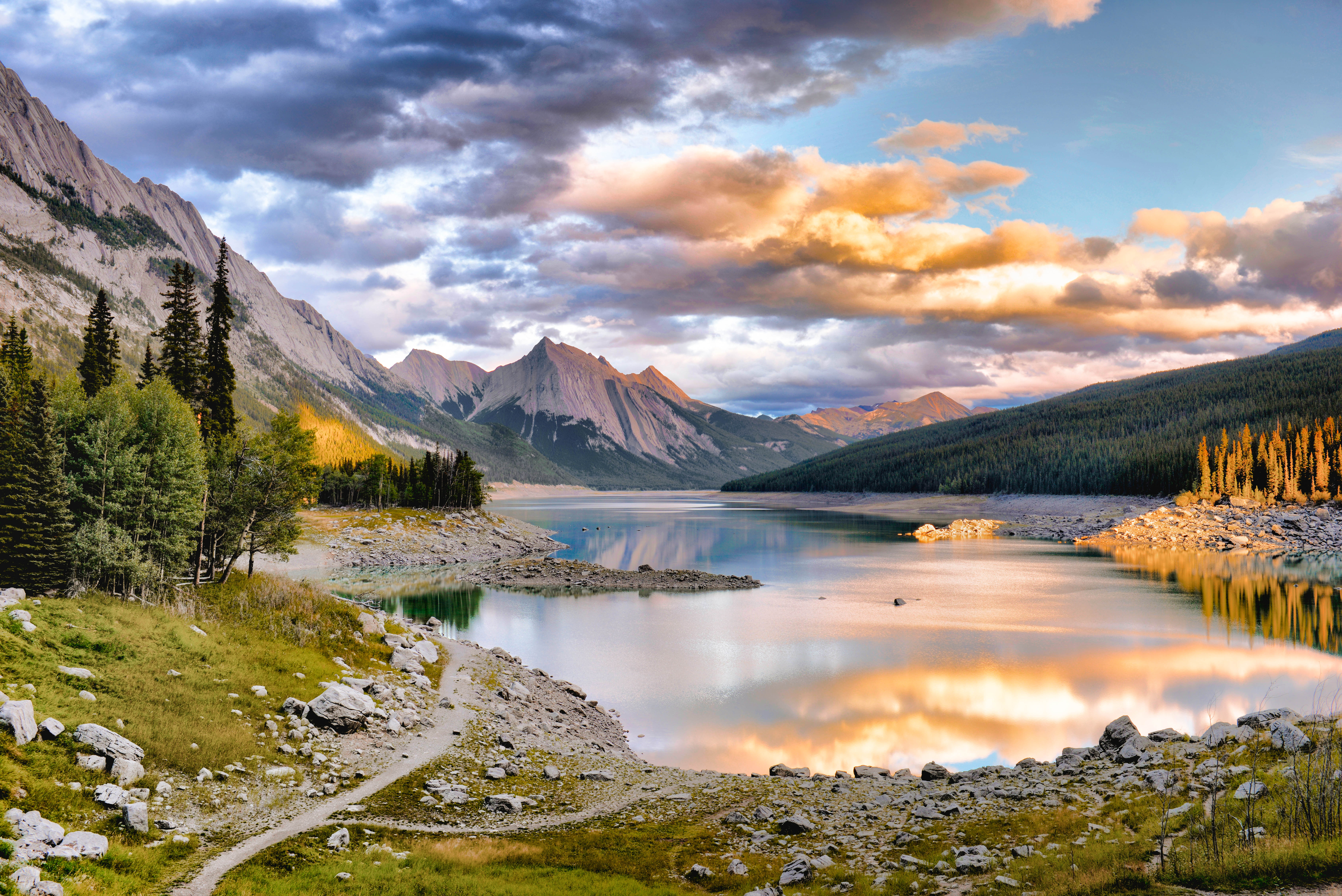 Umgeben von den kanadischen Rocky Mountains liegt der Medicine Lake mitten im Jasper-Nationalpark