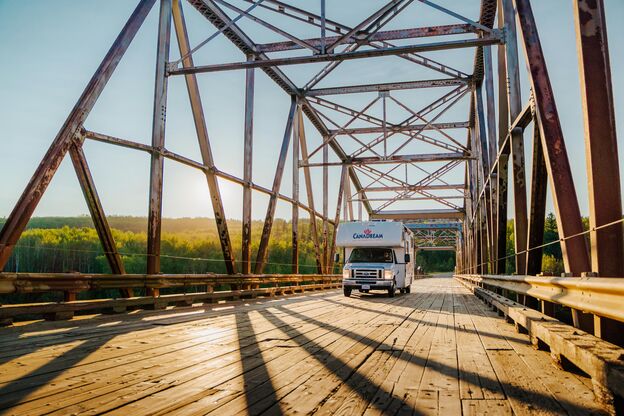 Mit dem Wohnmobil ĂŒber die BrĂŒcken ĂŒber dem Athabasca River in Alberta fahren Mit dem Wohnmobil ĂŒber die BrĂŒcken ĂŒber dem Athabasca River in Alberta fahren