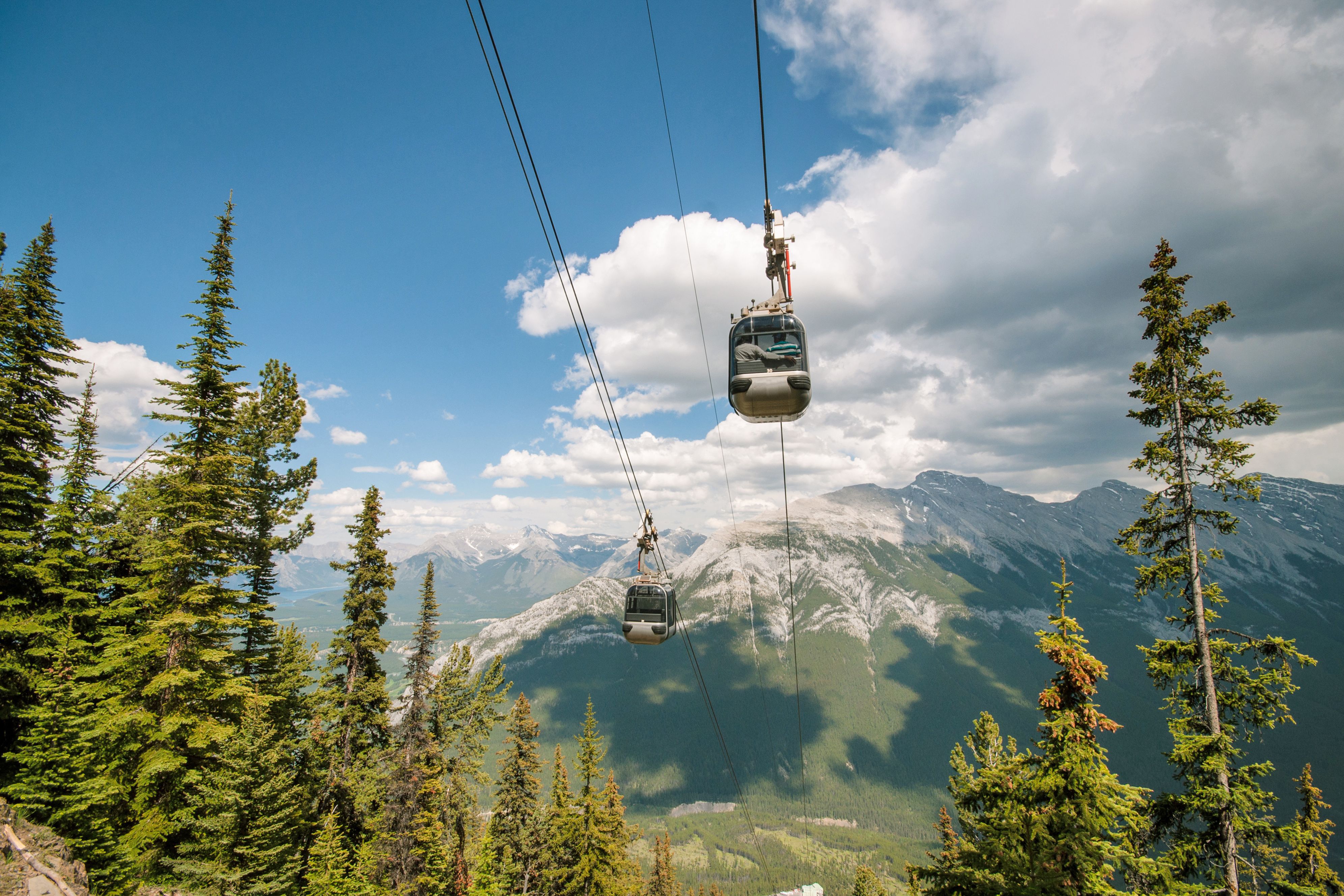 Zwei Gondeln in Banff, Alberta