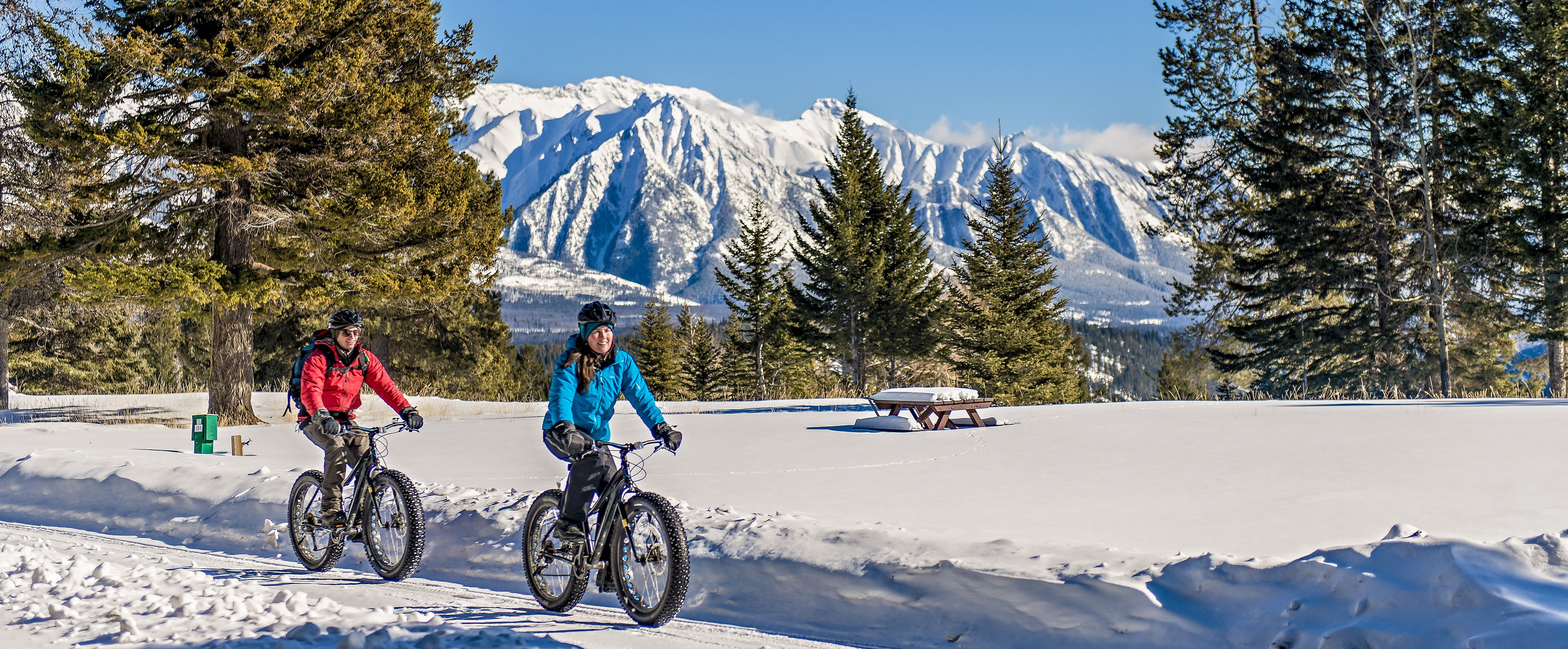 Mit dem Fat Bike unterwegs in der Winterlandschaft des Banff National Parks in Alberta