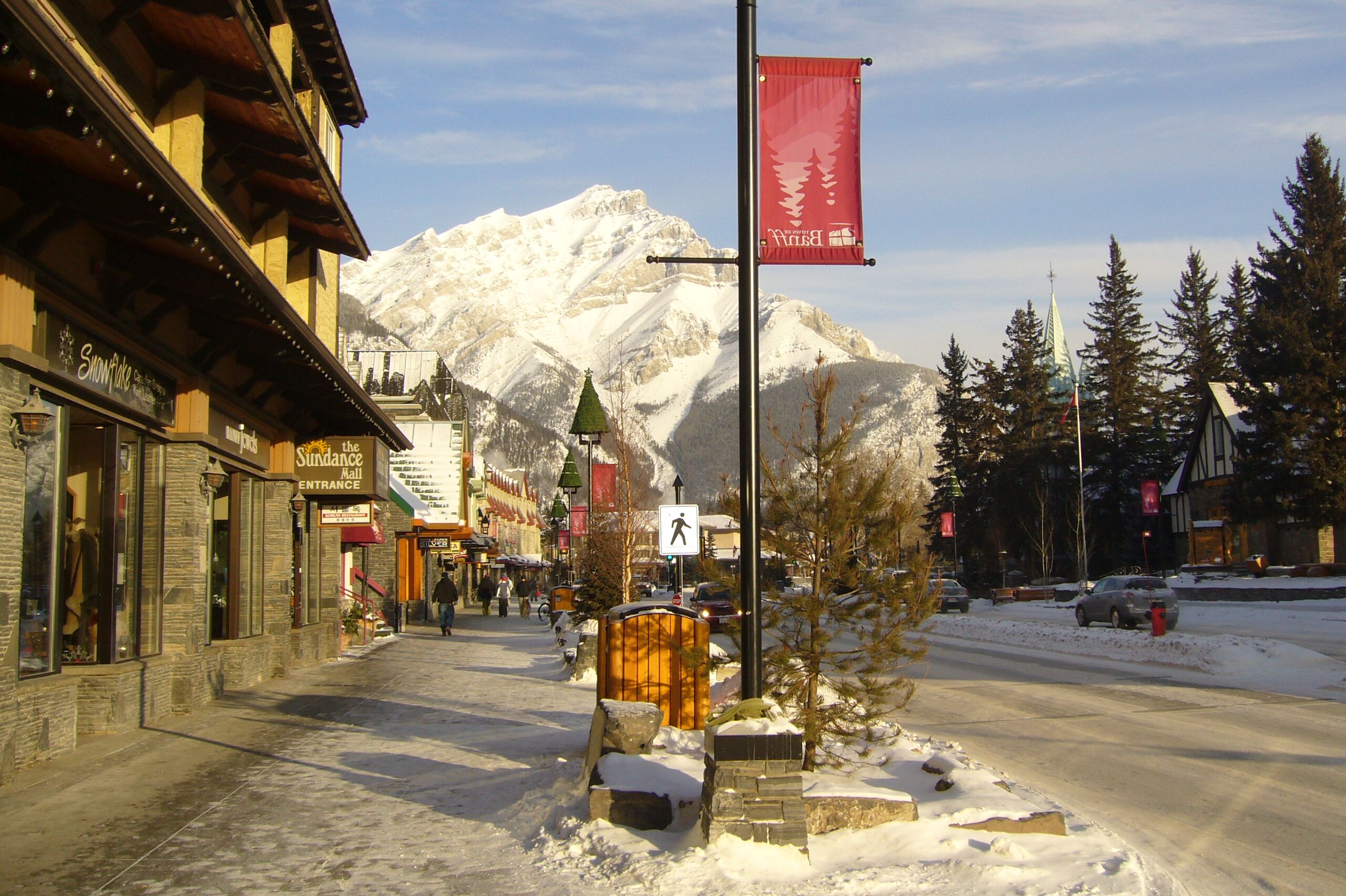 Bannf Avenue im Winter mit Blick auf Cascade Mountain