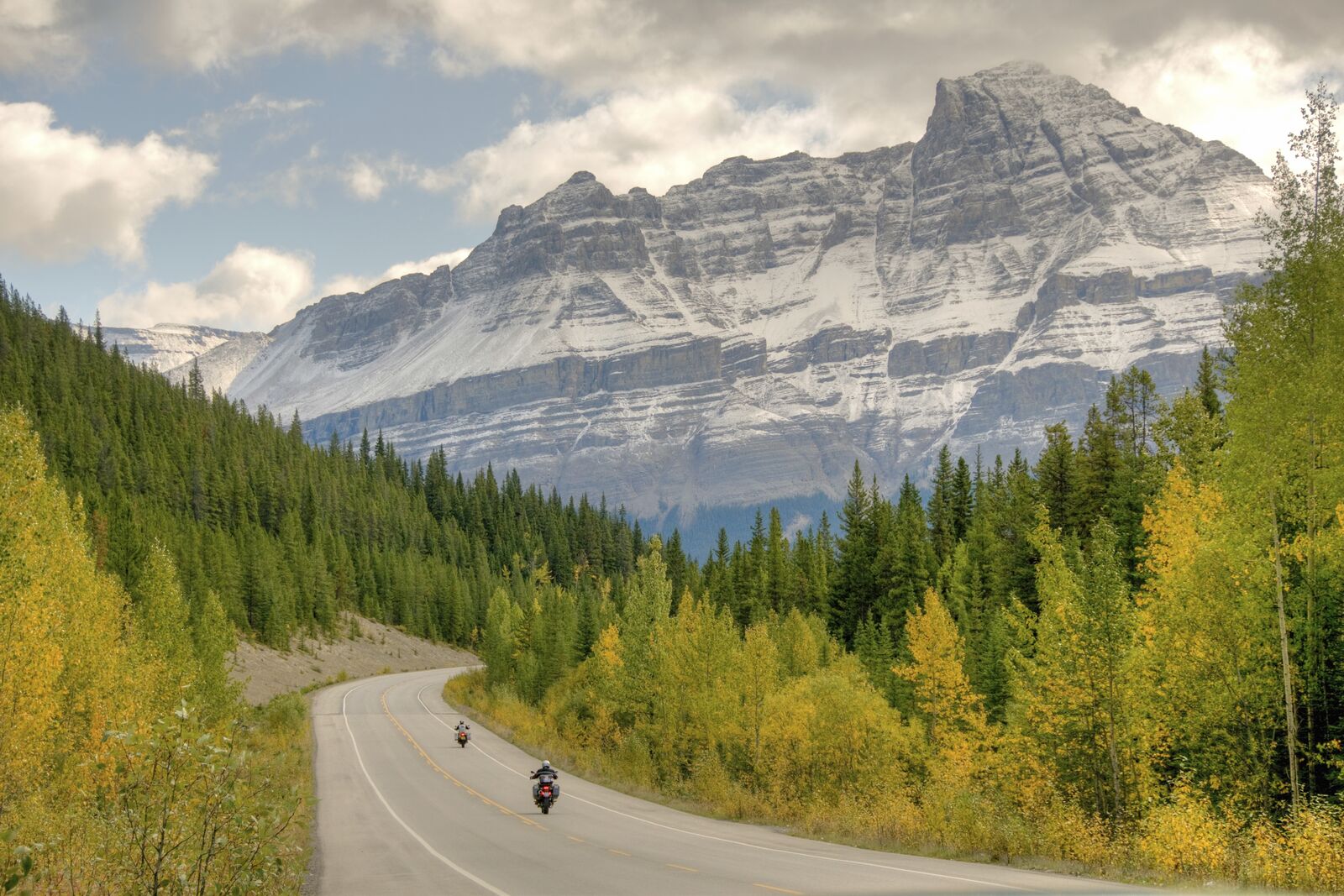 Mit dem Motorrad durch den Banff-Nationalpark in Alberta