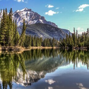 Spiegelnder Cascade Mountain im Bow River des Banff National Parks in Alberta