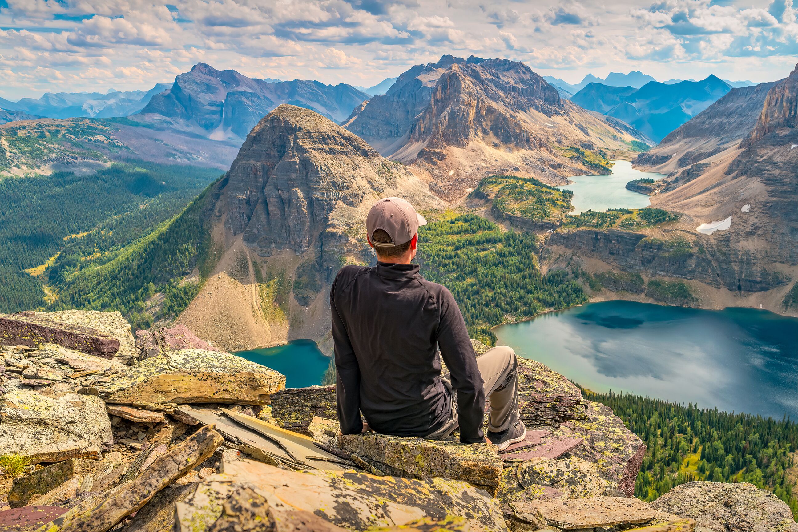 Wanderer schaut auf den Egypt Lake im Banff National Park in Alberta