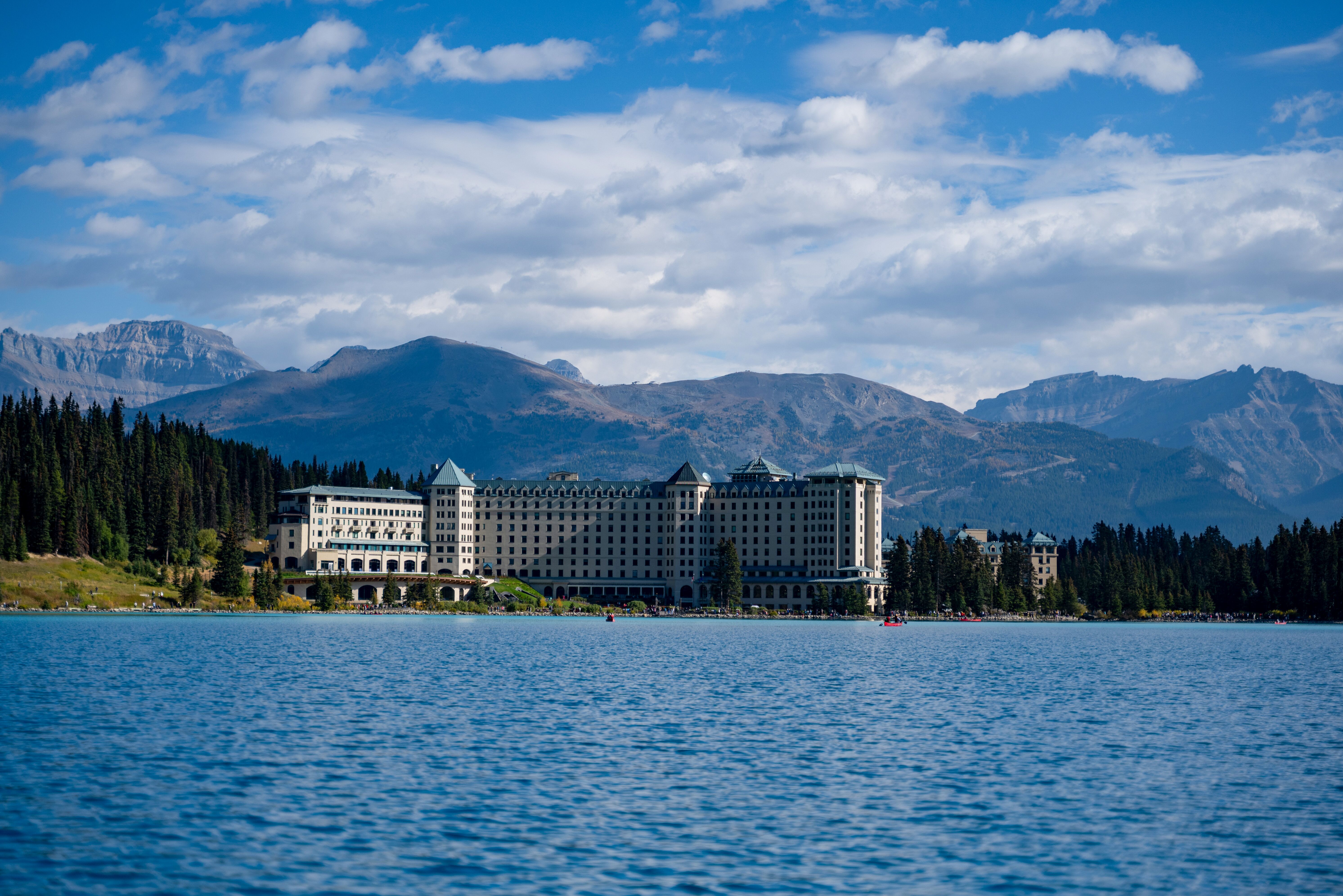 Das majestätische Fairmont Chateau am Ufer des türkisblauen Lake Louise im Banff National Park Das majestätische Fairmont Chateau am Ufer des türkisblauen Lake Louise im Banff National Park