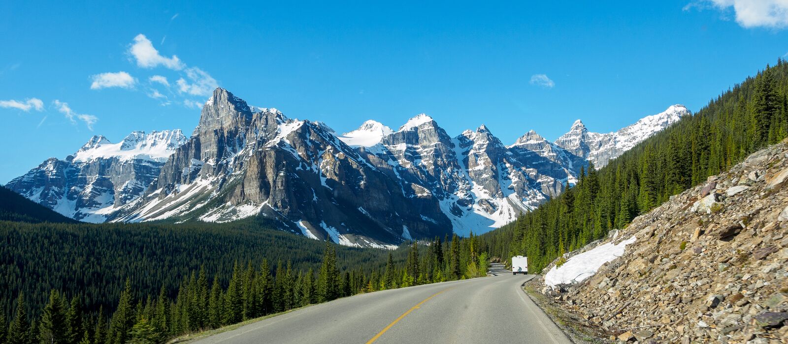 Blick über die Straße im Tal der zehn Gipfel im Banff-Nationalpark, Alberta