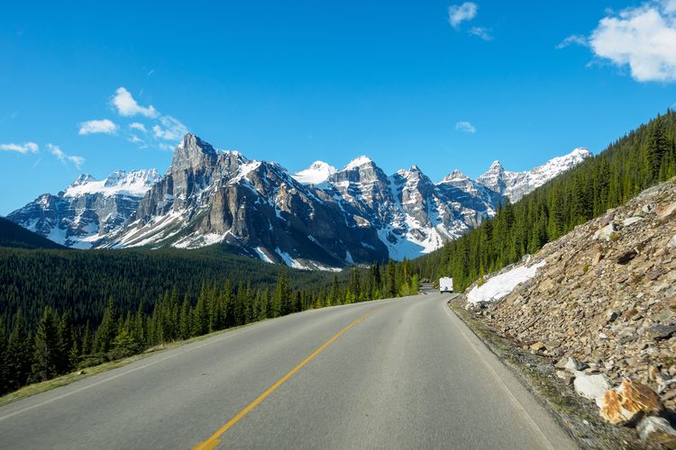 Blick über die Straße im Tal der zehn Gipfel im Banff-Nationalpark, Alberta