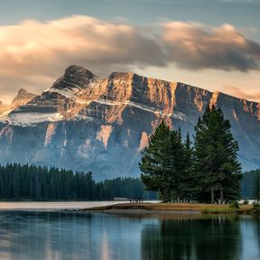 Der Jack Lake vor dem beeindruckenden Mount Randle bei Sonnenaufgang