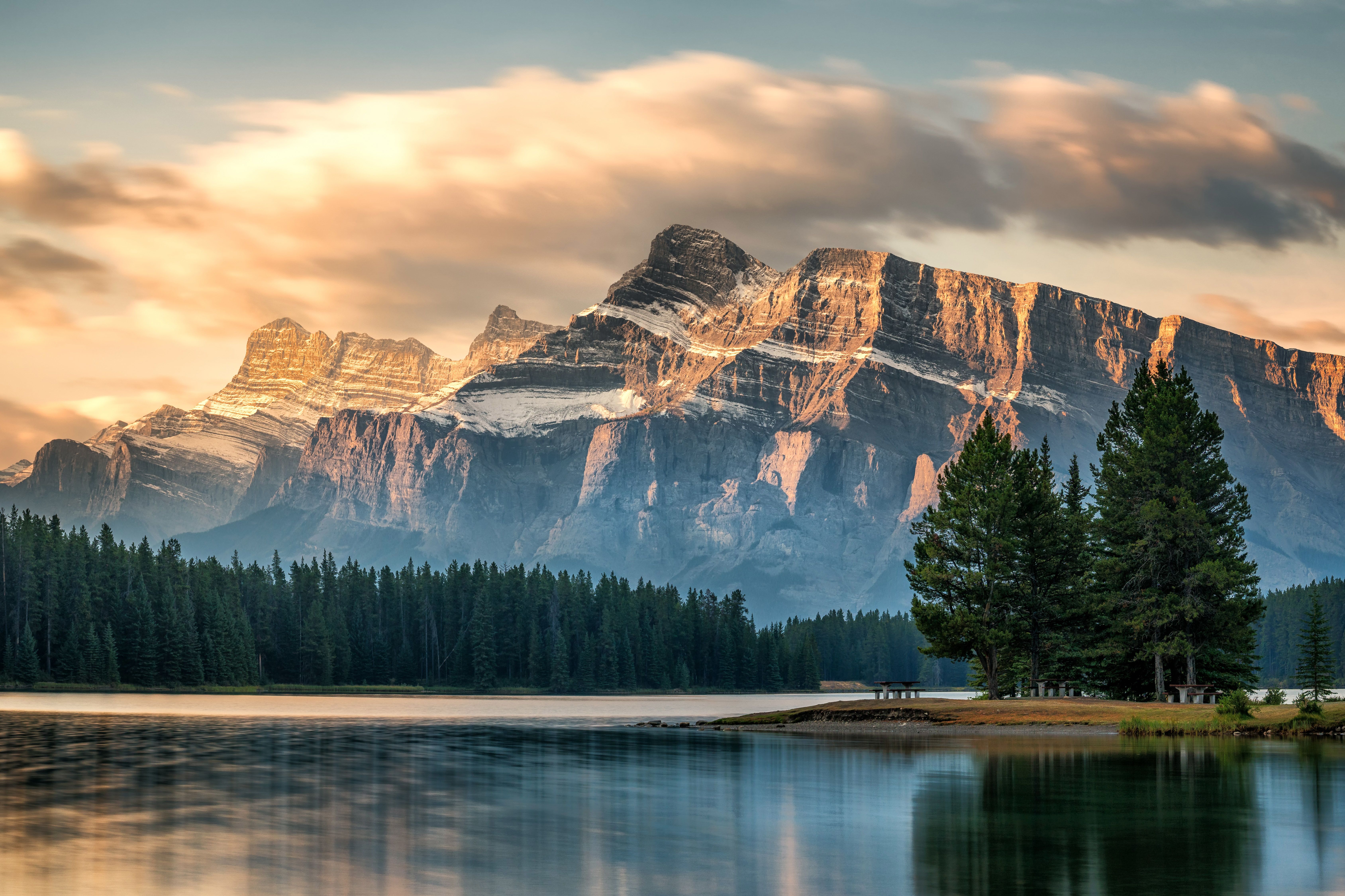 Der Jack Lake vor dem beeindruckenden Mount Randle bei Sonnenaufgang