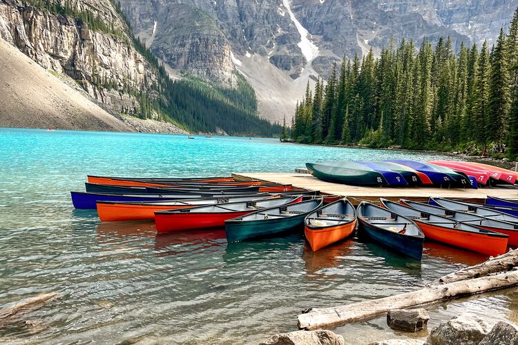 Kanu fahren auf dem Moraine Lake im Banff Nationalpark in Alberta