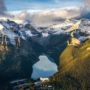 Vogelperspektive vom Lake Louise in Alberta