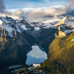 Vogelperspektive vom Lake Louise in Alberta