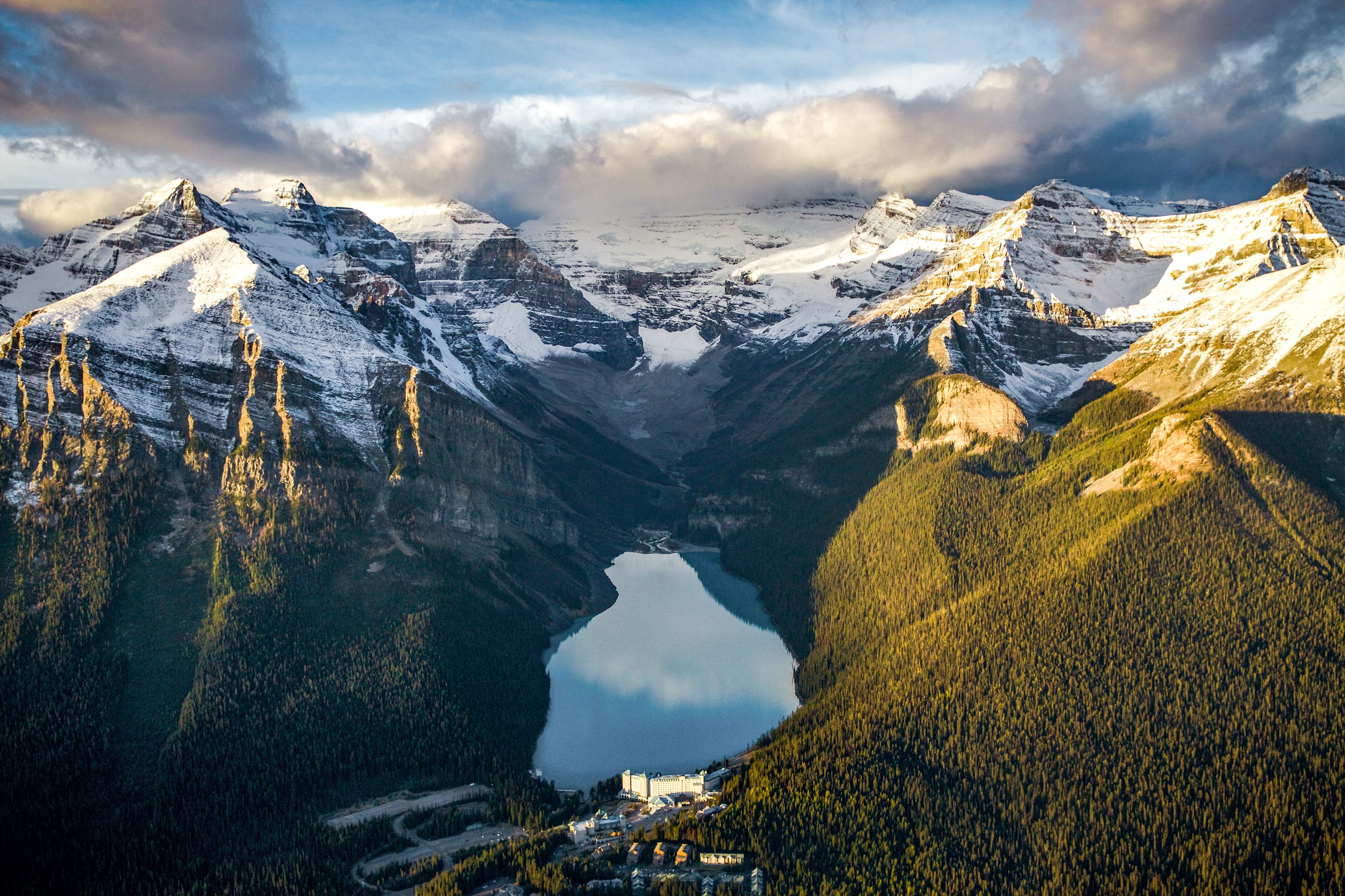 Vogelperspektive vom Lake Louise in Alberta