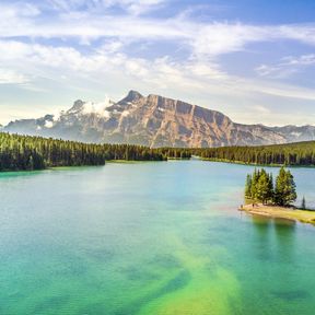 Ausblick auf den schÃ¶nen Lake Minnewanka im Banff National Park