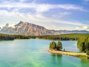 Ausblick auf den schÃ¶nen Lake Minnewanka im Banff National Park