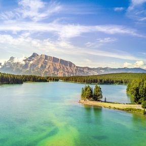 Ausblick auf den schÃ¶nen Lake Minnewanka im Banff National Park