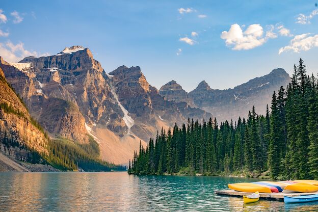 Romantischer Lake Moraine im Tal Ten Peaks im Banff National Park Romantischer Lake Moraine im Tal Ten Peaks im Banff National Park