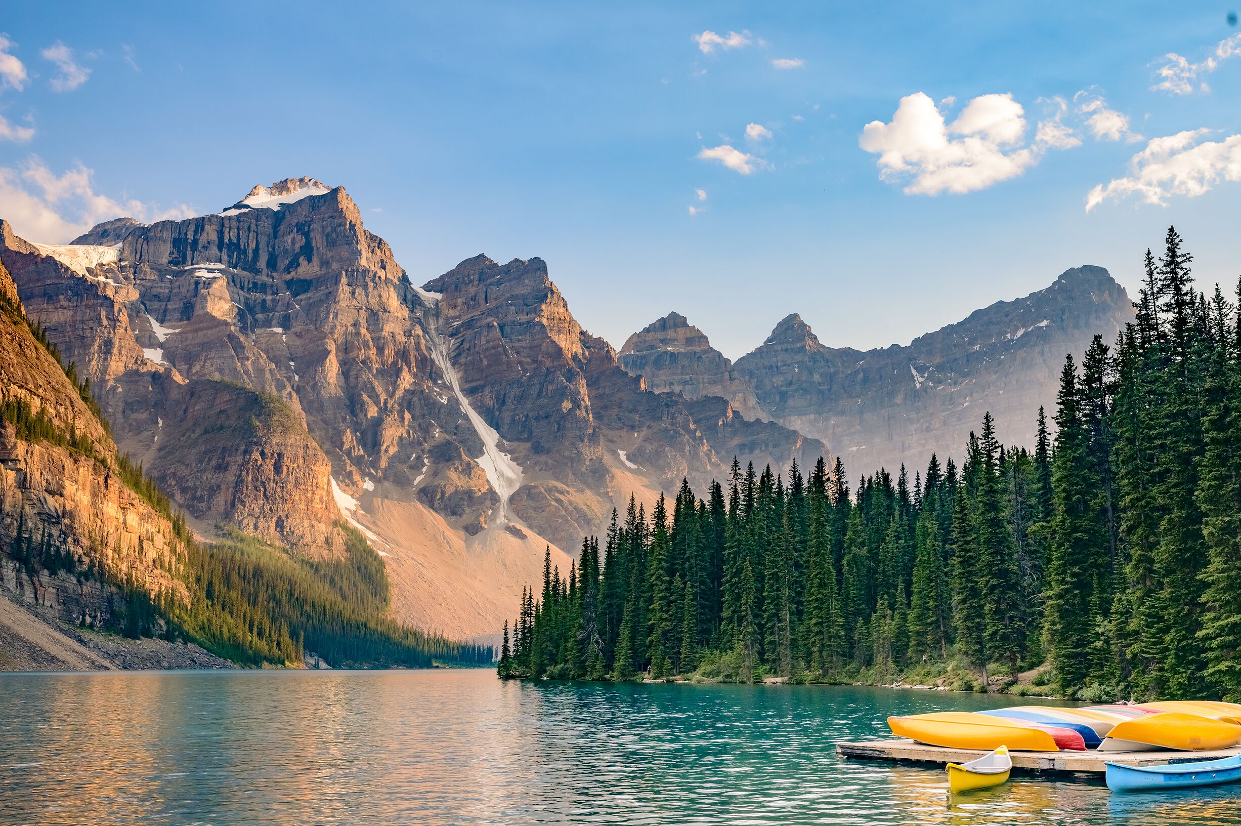 Romantischer Lake Moraine im Tal Ten Peaks im Banff National Park