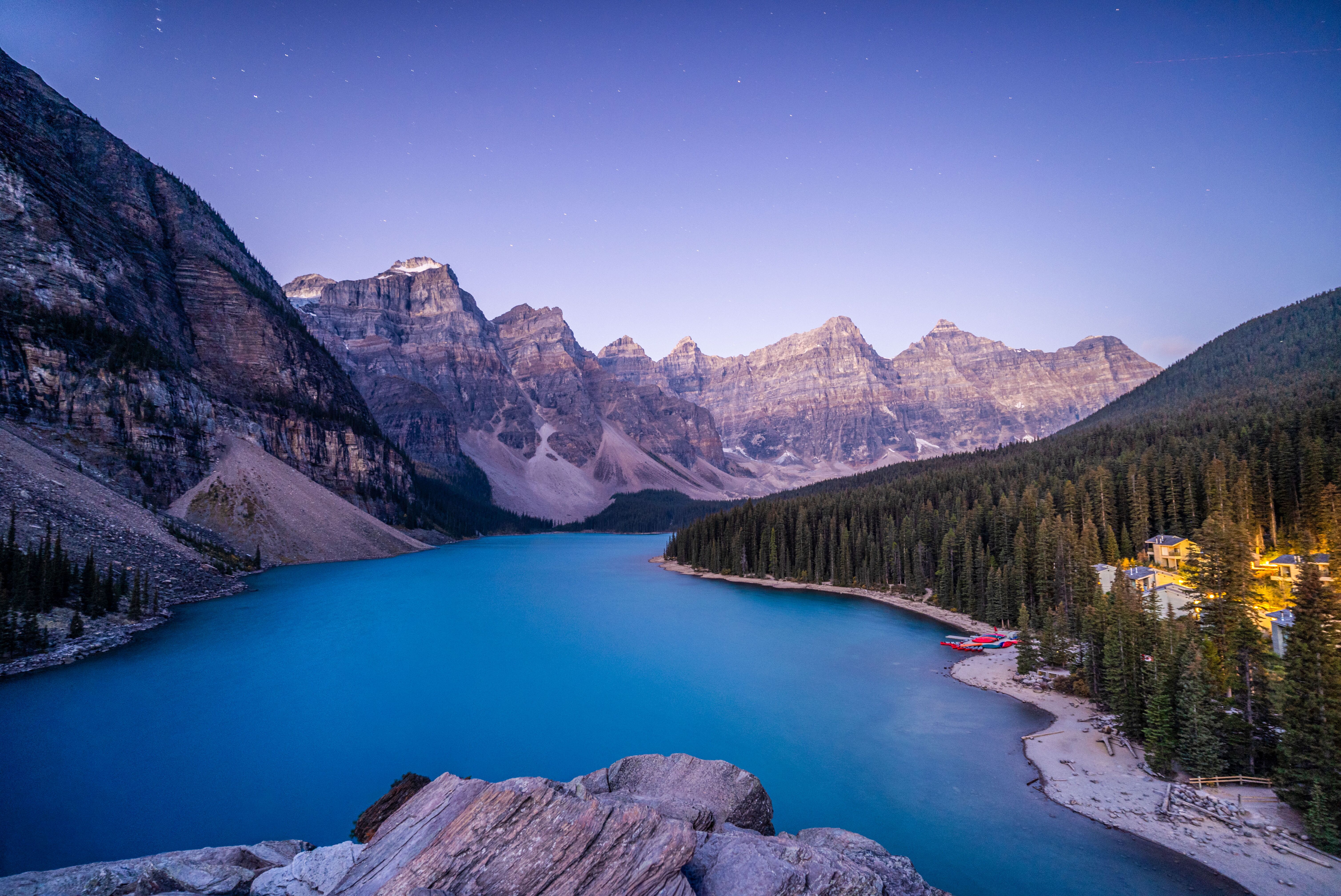 Der Moraine Lake und das Valley of the Ten Peaks im Banff Nationalpark Der Moraine Lake und das Valley of the Ten Peaks im Banff Nationalpark