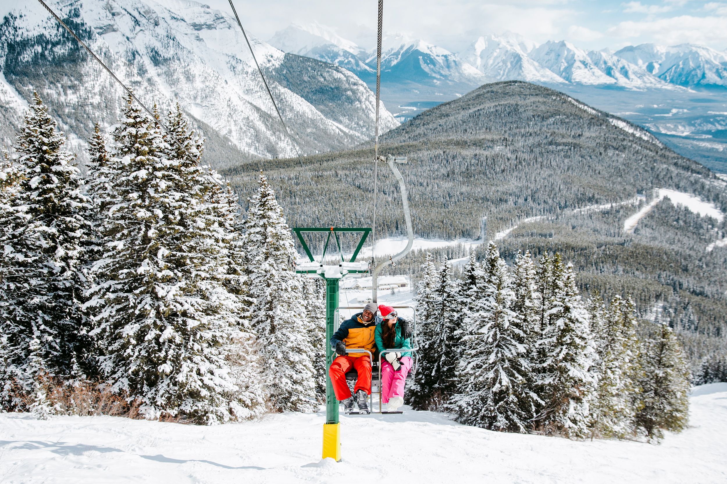 Ein Paar im Skilift nahe dem Mount Norquay im Banff Nationalpark