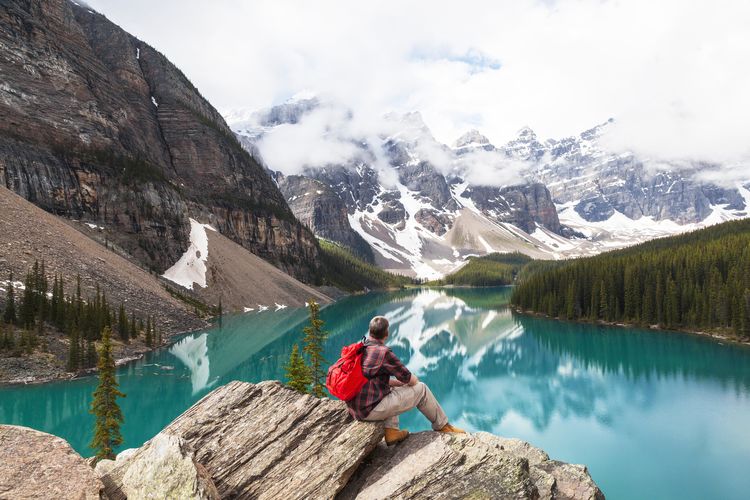 Ein Wanderer genießt den Ausblick im Banff National Park