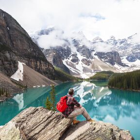 Ein Wanderer genießt den Ausblick im Banff National Park