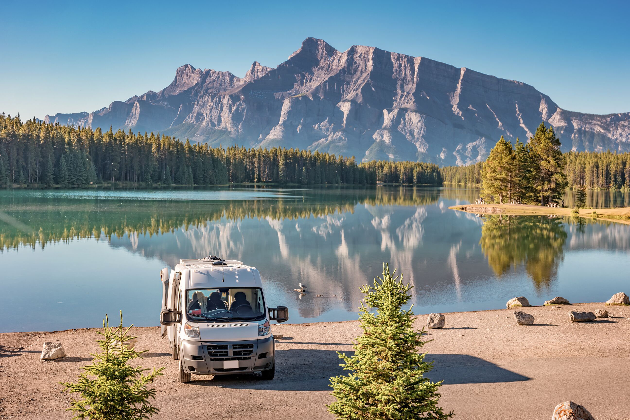 Mit dem Wohnmobil am idyllischen Two Jack Lake im Banff Nationalpark campen