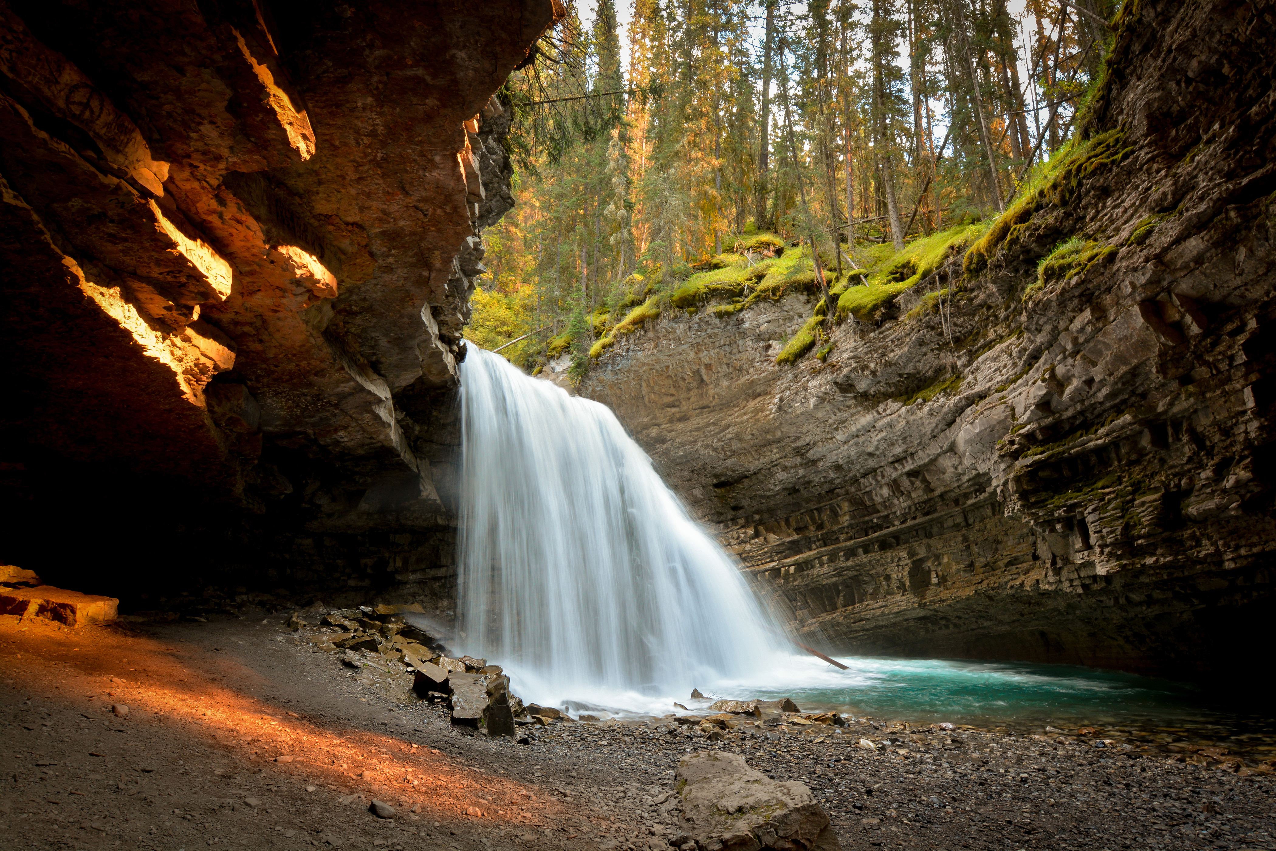 Ein traumhafter Wasserwall im Johnston Canyon im Banff Nationalpark in Alberta