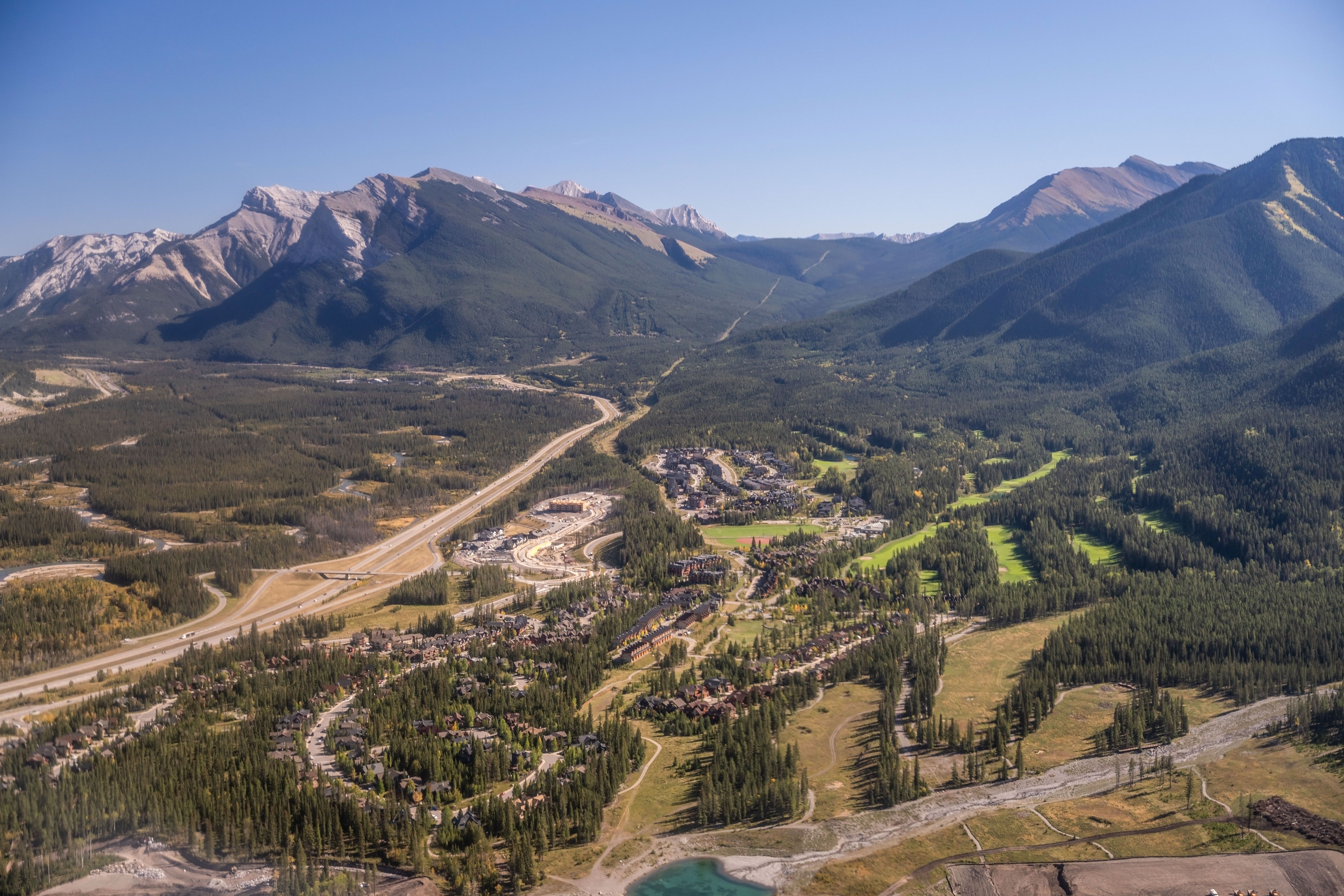 Die Bergstadt Canmore und das Bow Valley aus der Vogelperspektive Die Bergstadt Canmore und das Bow Valley aus der Vogelperspektive
