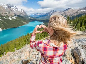 Entspannen am traumhaften Peyto Lake im Banff Nationalpark in Alberta