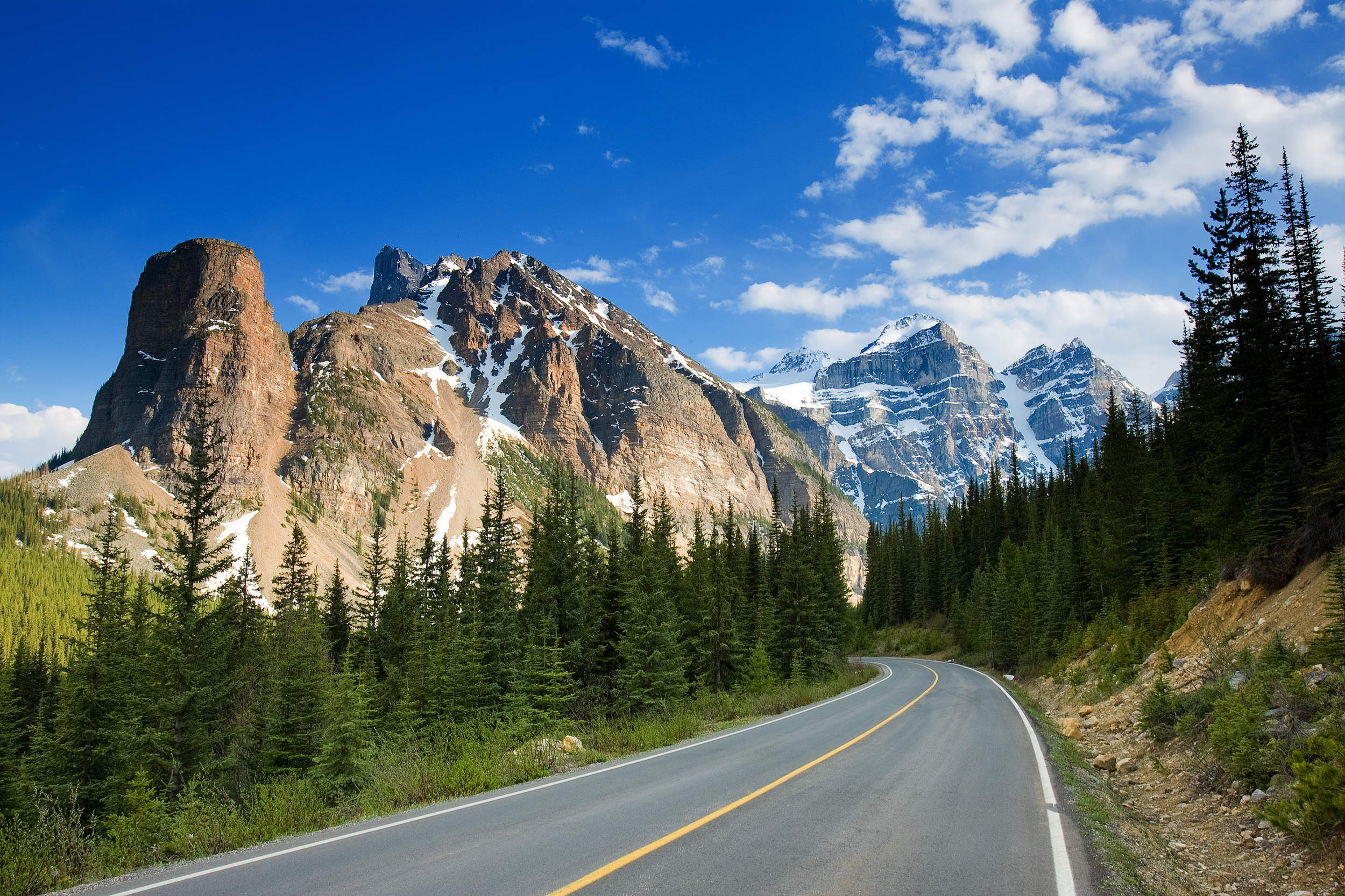 Ausblicke auf das Bergpanorama am Icefields Parkway im Banff Nationalpark in Alberta